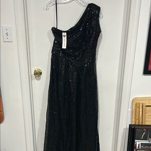 Elegant Black One-Shoulder Gown
